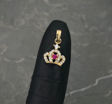 Dije corona con swarovski fucsia y blanco 0.75gr / Largo 1.7cm / Oro Amarillo Nac M