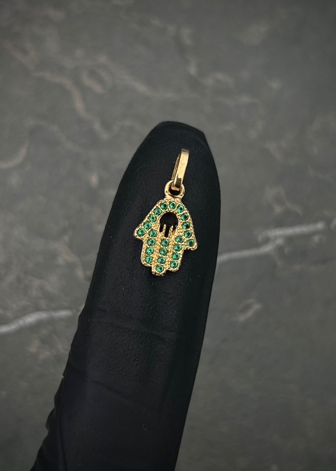 Dije mano hs con swarovski verde 0.75gr / largo 1.6cm / Oro Amarillo Nac M