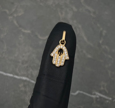 Dije mano hs con swarovski blanco 0.8gr / Largo 1.6cm / Oro Amarillo Nac M