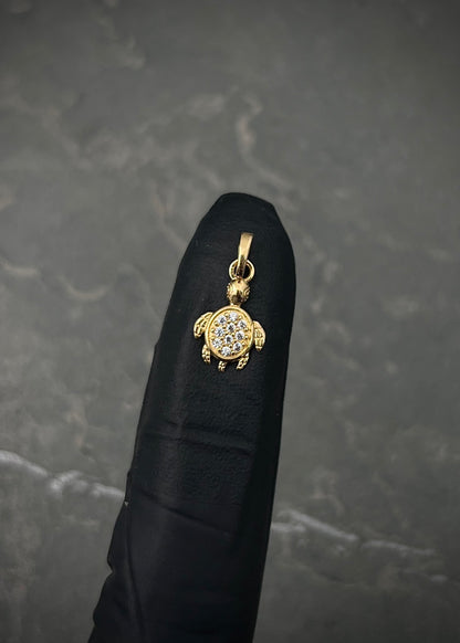 Dije tortuga con swarovski blanco 0.6gr / Largo 1.5cm / Oro Amarillo Nac M