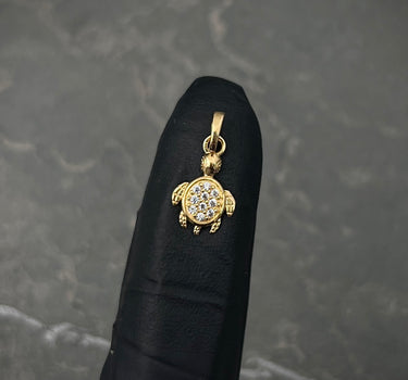 Dije tortuga con swarovski blanco 0.6gr / largo 1.5cm / Oro Amarillo Nac*