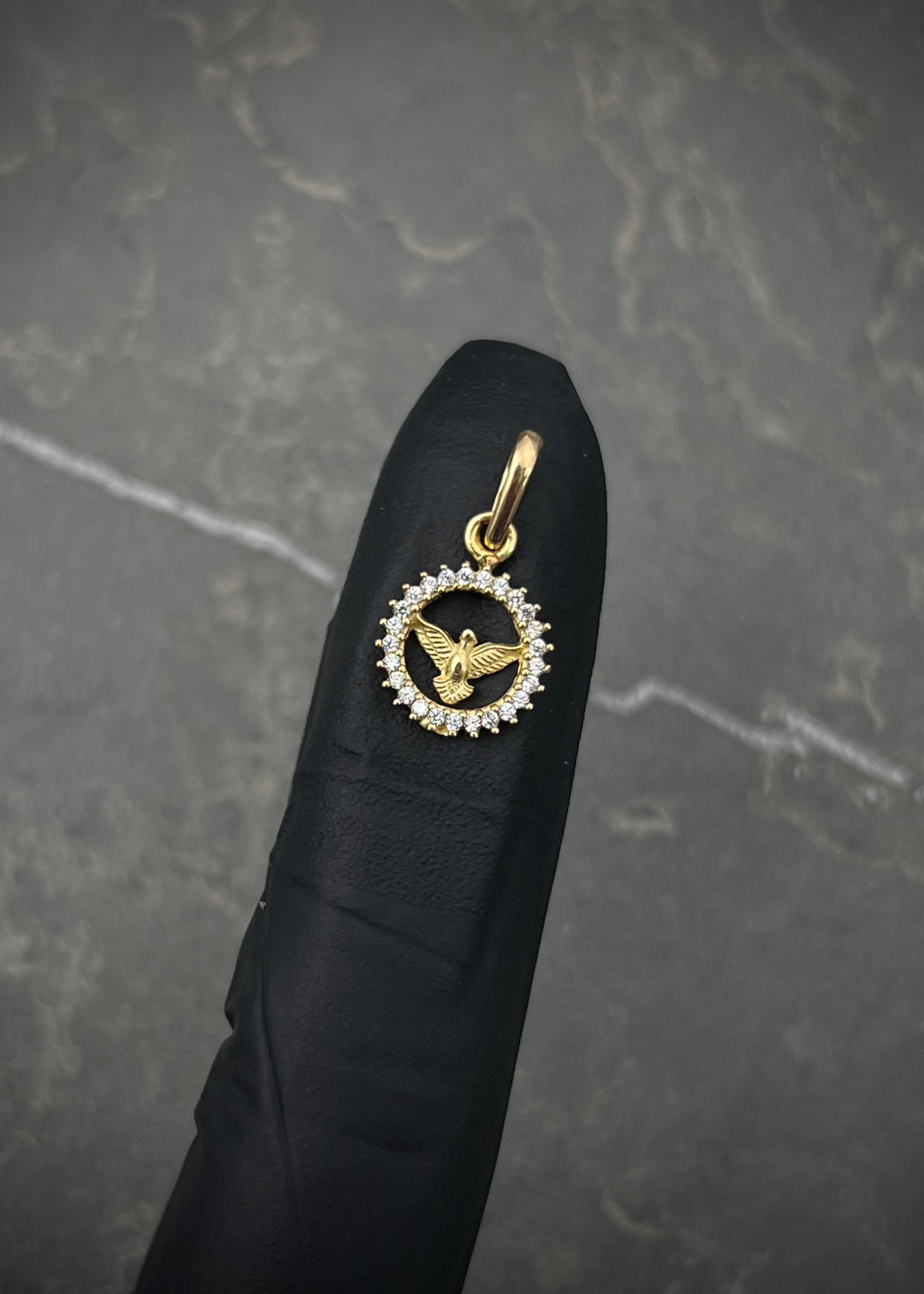 Dije espiritu santo con swarovski blanco 0.9gr / Largo 1.8cm — Oro Amarillo