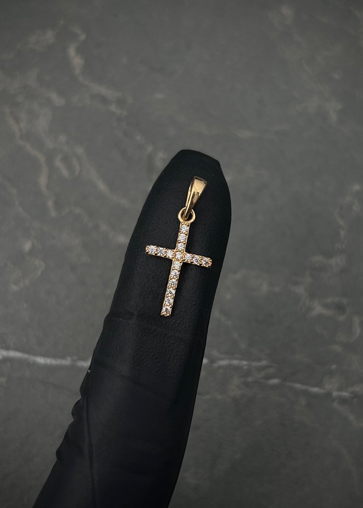 Dije Cruz con Swarovski Blanco 0.6gr / 2cm / 9.7mm — Oro Amarillo