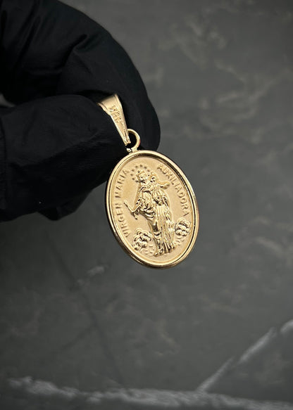 Dije virgen maria auxiliadora 1.55gr / Largo 3.1cm / Oro Amarillo Nac P