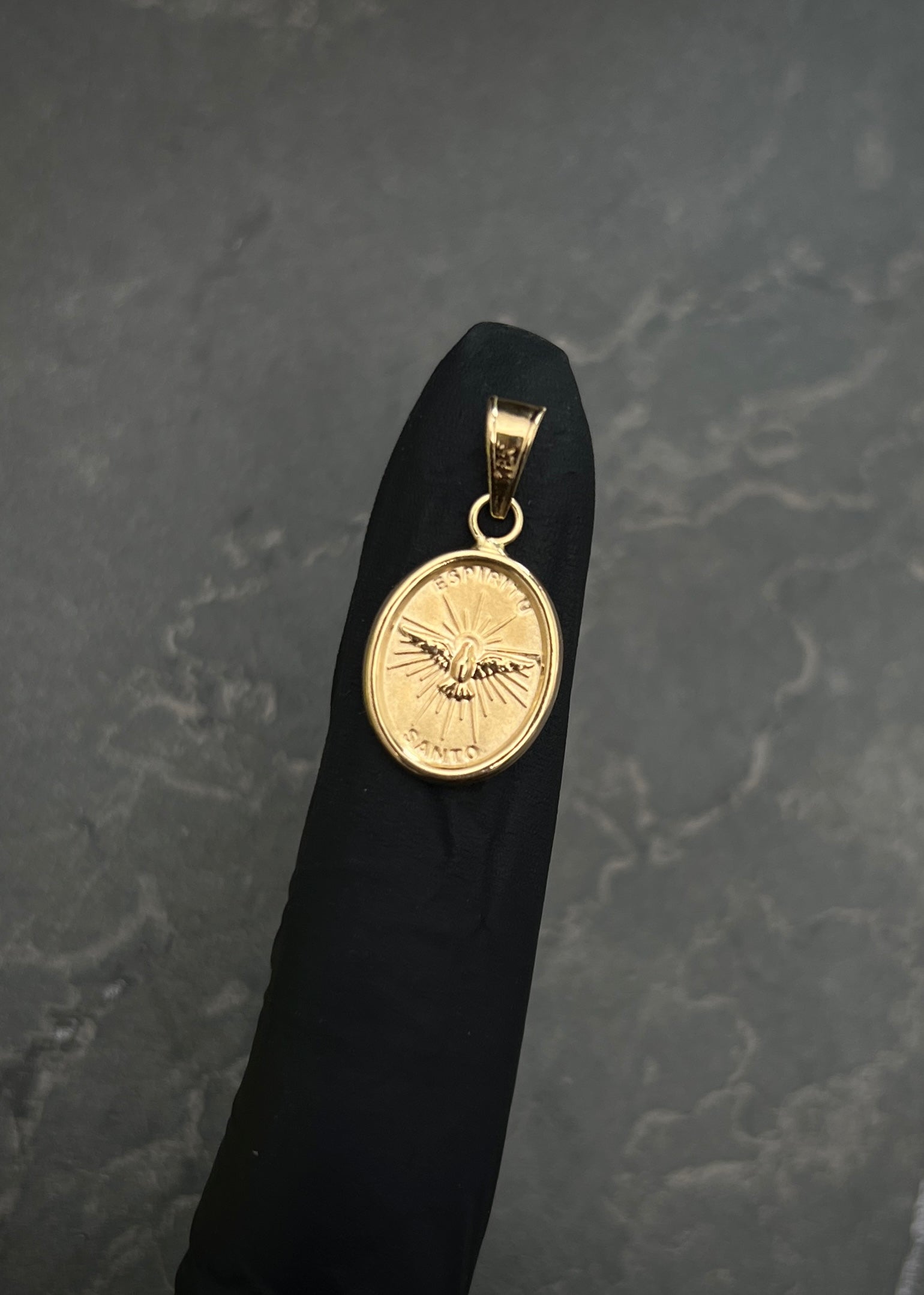 Dije espiritu santo 0.9gr / Largo 2.3cm / Oro Amarillo Nac *