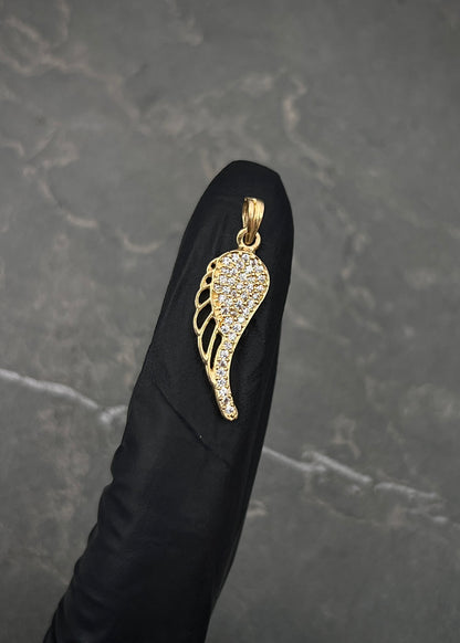 Dije ala con swarovski blanco 1.6gr / Largo 2.7cm / Oro Amarillo Nac P