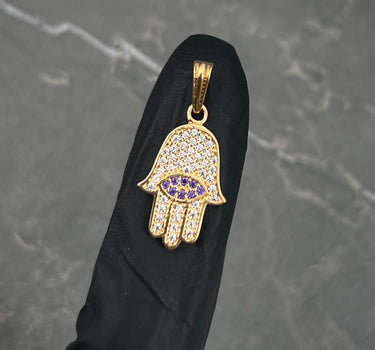 Dije mano hs con swarovski morado y blanco 1.7gr / Largo 2.4cm / Oro Amarillo Nac P