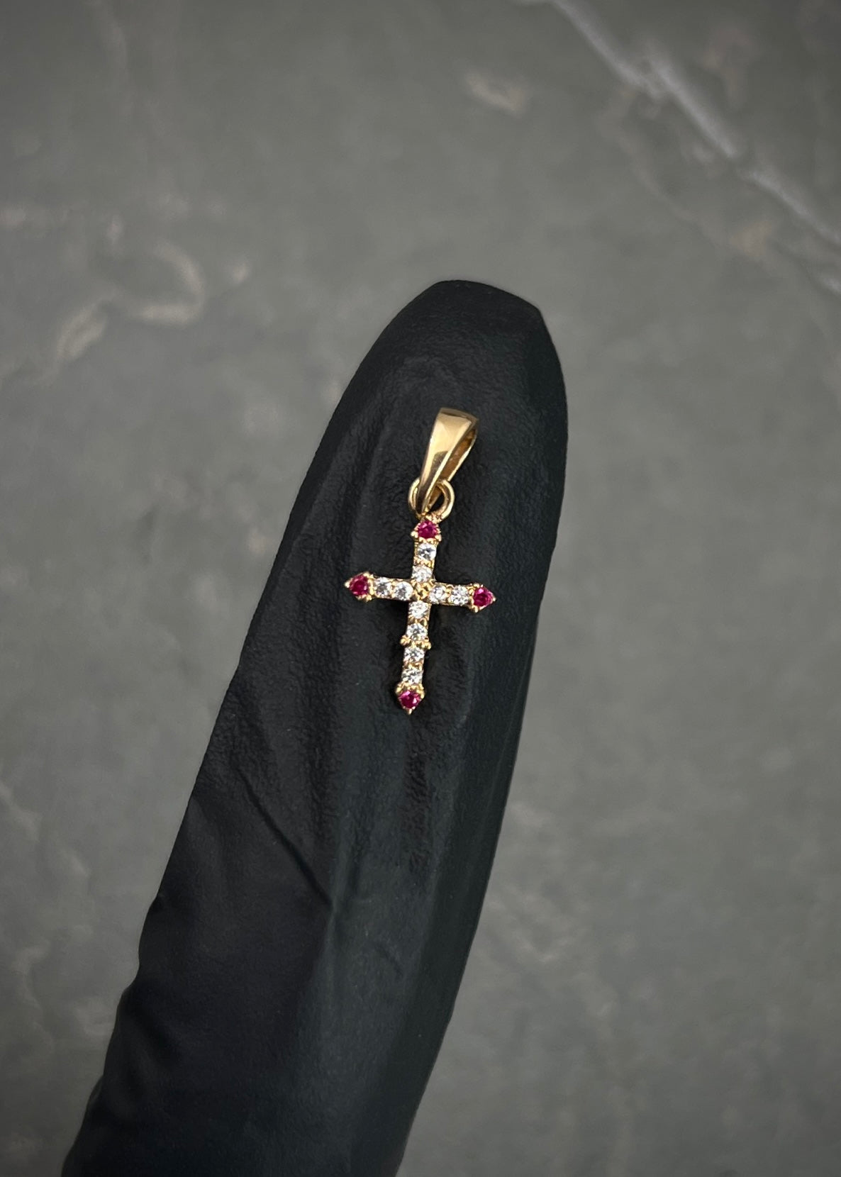 Dije cruz con swarovski fucsia y blanco 0.5gr / Largo 1.8cm / Oro Amarillo Nac P