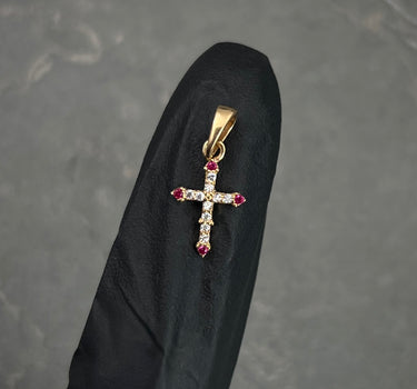 Dije cruz con swarovski fucsia y blanco 0.5gr / Largo 1.8cm / Oro Amarillo Nac P