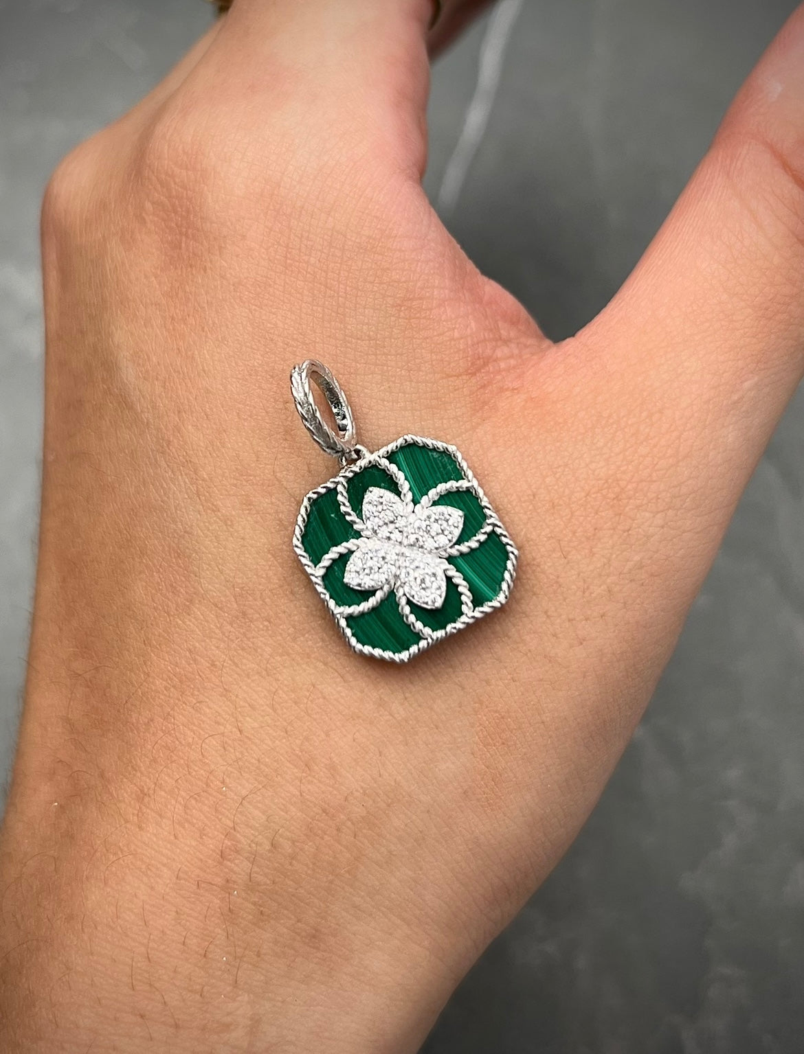 Dije lucky clover con swarovski blanco 2.25gr / 2.1cm / Oro Blanco Nac M
