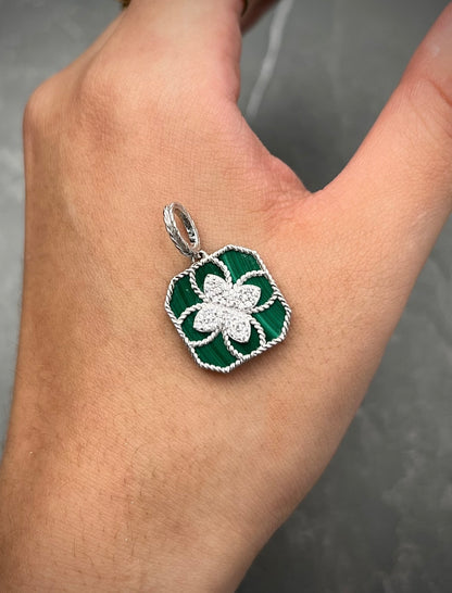 Dije lucky clover con swarovski blanco 2.25gr / 2.1cm / Oro Blanco Nac M