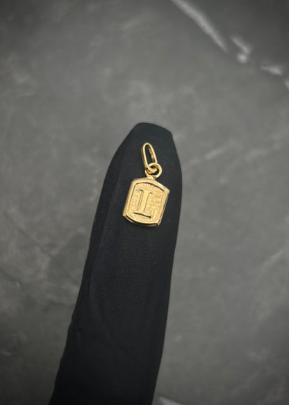 Dije Letra L 0.35gr / 1.4cm / 6mm — Oro Amarillo