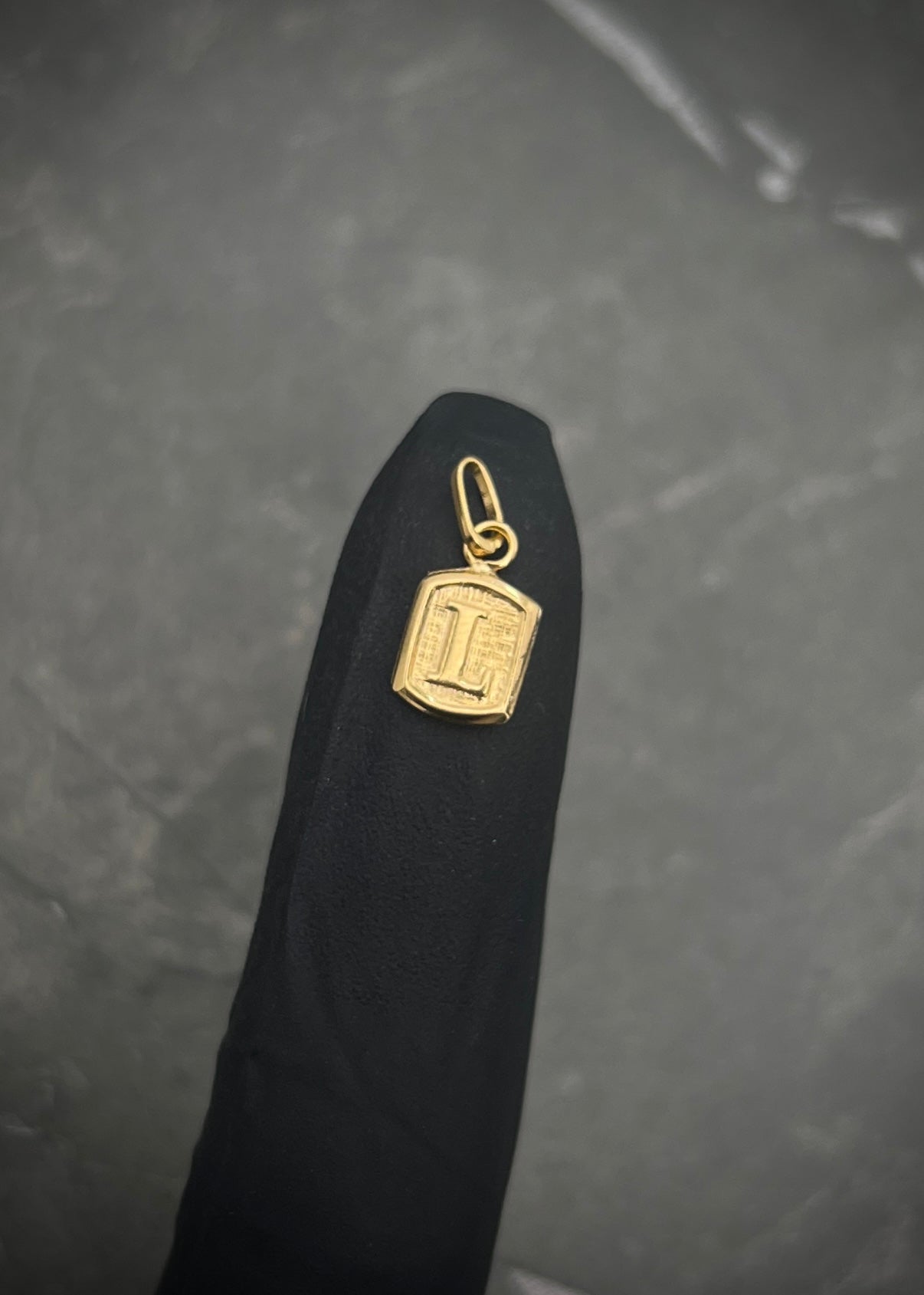 Dije letra L 0.3gr / Largo 1.4cm / Oro Amarillo Nac M