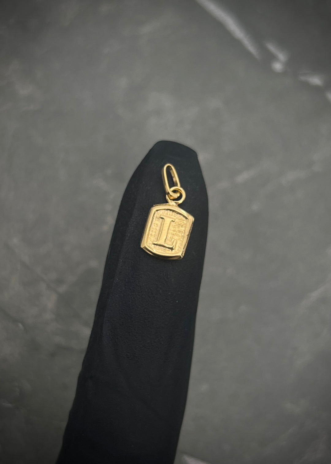 Dije Letra L 0.35gr / 1.5cm / 6.9mm — Oro Amarillo