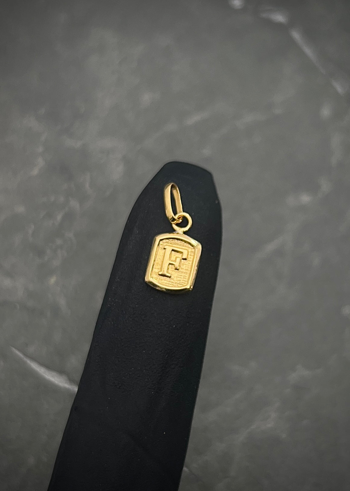 Dije letra F 0.35gr / Largo 1.5cm / Oro Amarillo Nac M