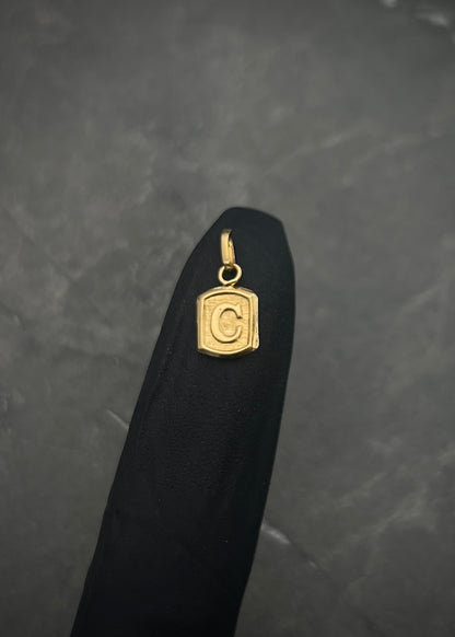 Dije letra C 0.3gr / Largo 1.5cm / Oro Amarillo Nac M