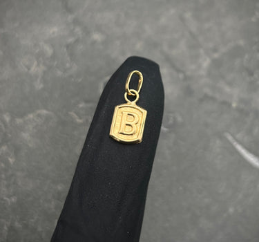 Dije leta B. 0.35gr / Largo 1.5cm / Oro Amarillo Nac M