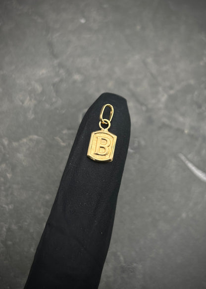 Dije letra b 0.35gr / Largo 1.5cm / Oro Amarillo Nac B