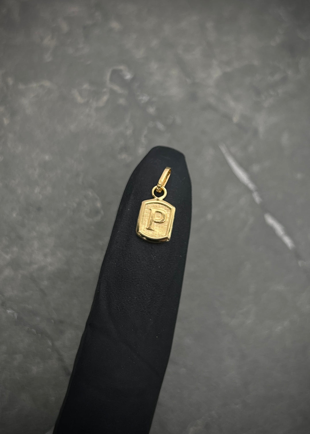 Dije letra p 0.35gr / Largo 1.5 cm — Oro Amarillo