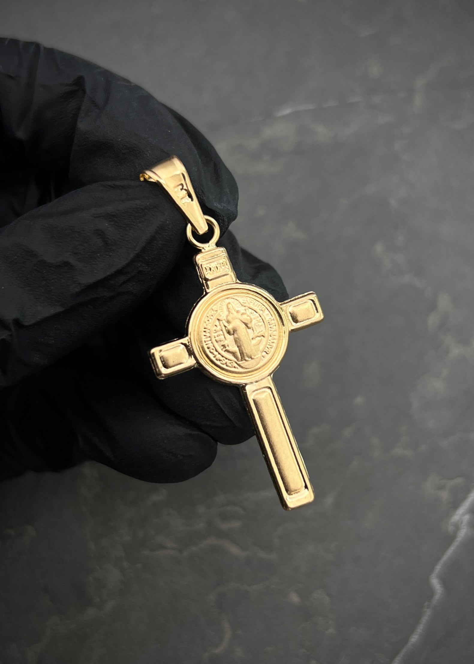 Dije cruz con san benito 2.6gr / Largo 4.7cm — Oro Amarillo