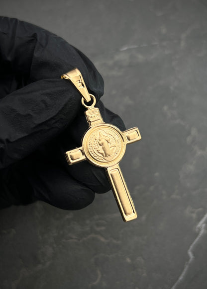 Dije cruz con san benito 2.6gr / Largo 4.7cm — Oro Amarillo
