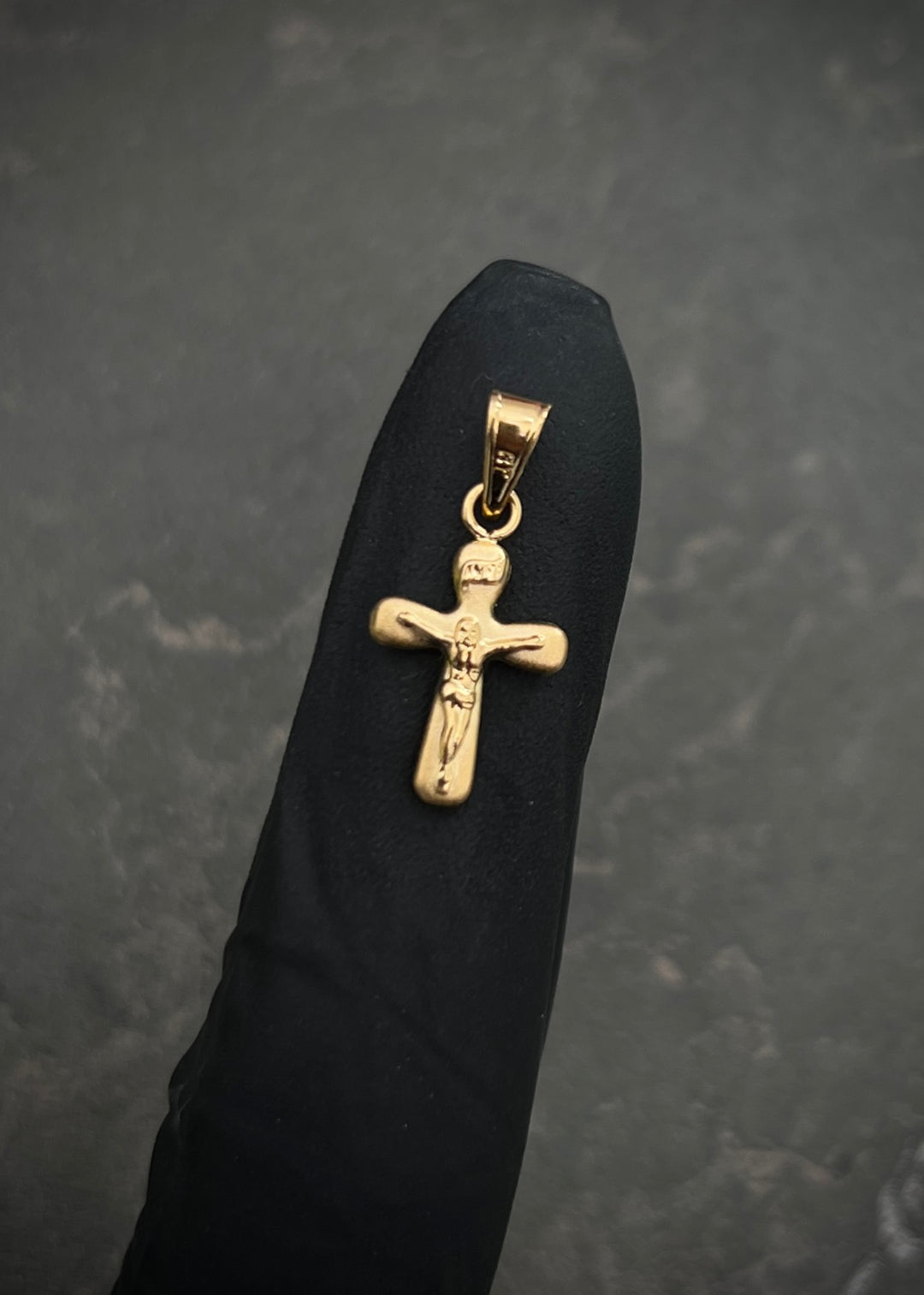 Dije cruz con cristo 0.35gr / Largo 2cm — Oro Amarillo