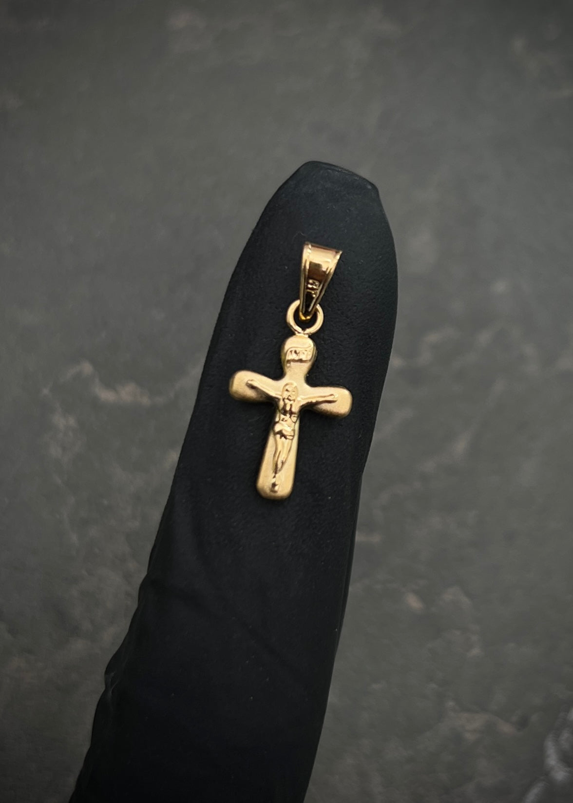 Dije cruz con cristo 0.55gr / Largo 2.5cm — Oro Amarillo