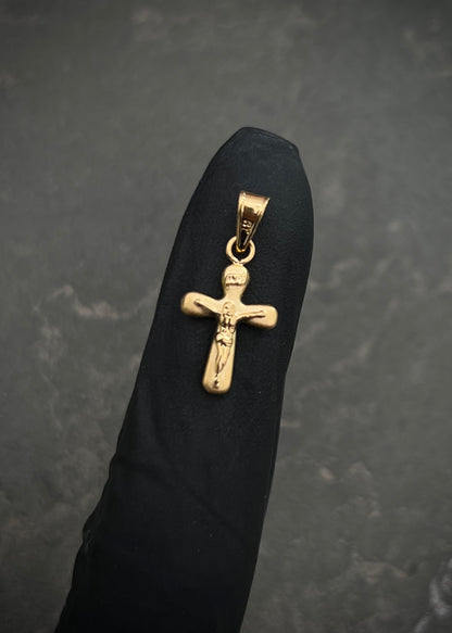 Dije cruz con cristo 0.55gr / Largo 2.5cm — Oro Amarillo