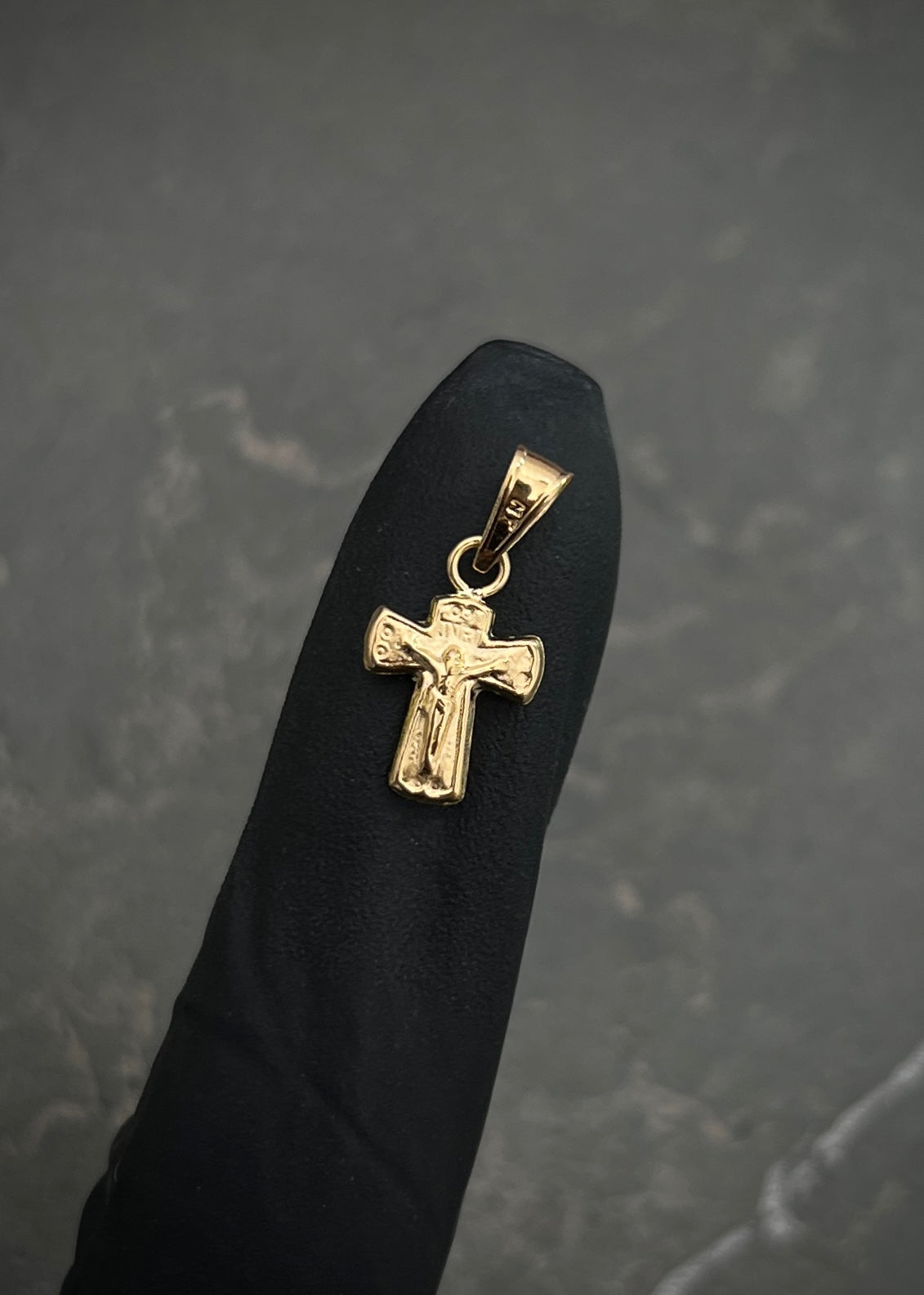 Dije cruz con cristo 0.35gr / Largo 1.8cm / Oro Amarillo Nac B