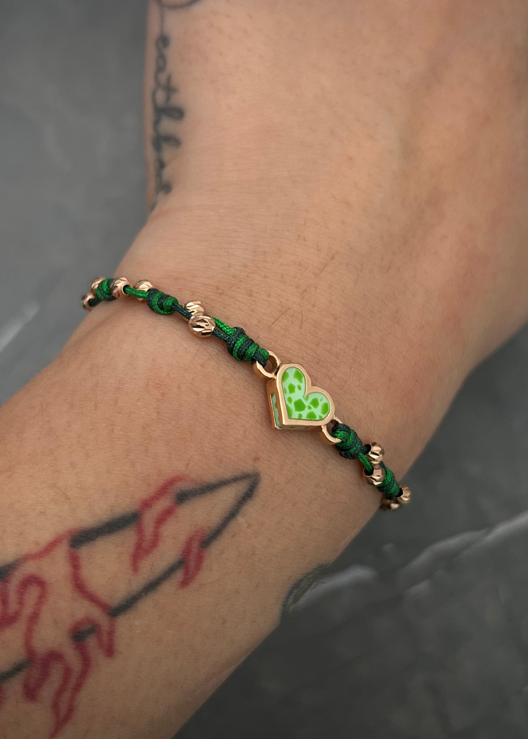 Pulsera en hilo verde con herraje de corazon 2.9gr / Oro Rosado (Joya) M
