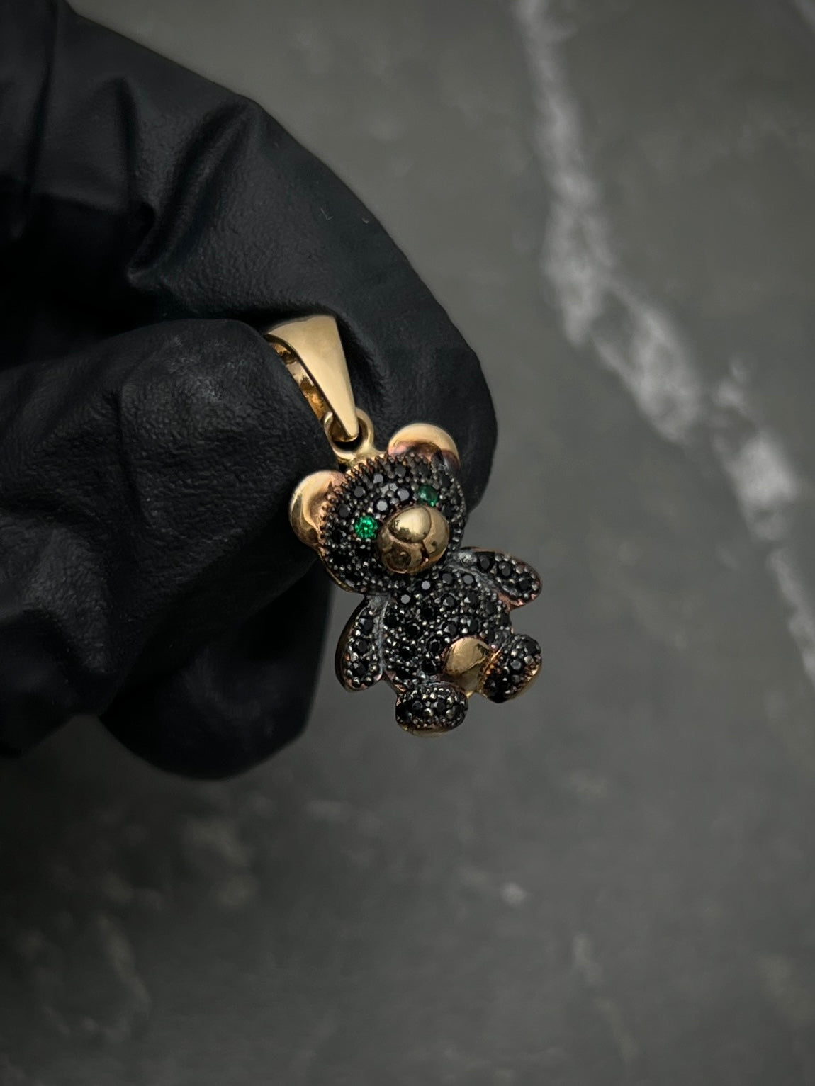 Dije De OSO COn Swarovski Negro Y Verde 3.45gr / Largo 2.5cm / Oro Amarillo Nac B