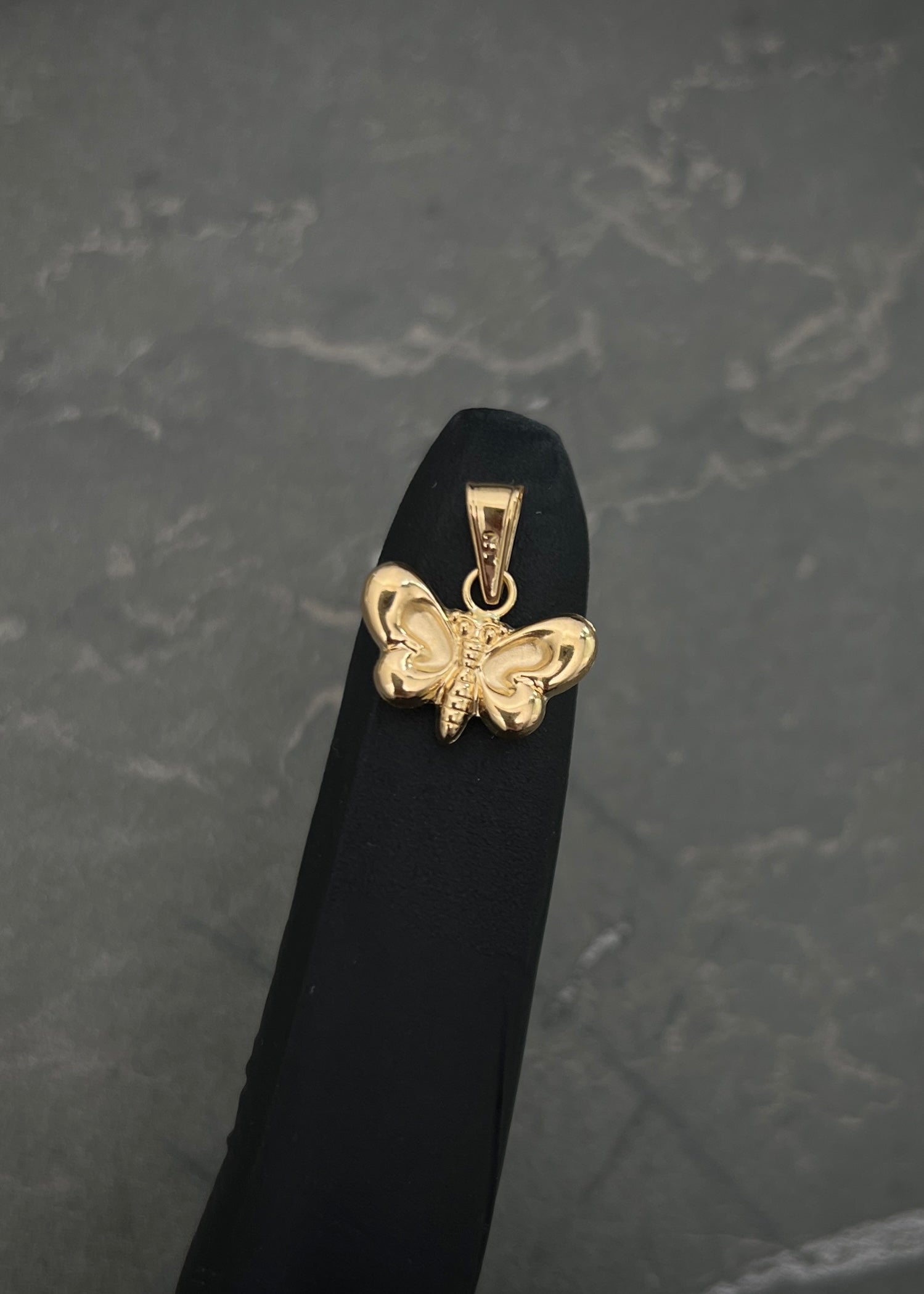 Dije mariposa 0.8gr / Largo 1.7cm / Oro Amarillo Nac B