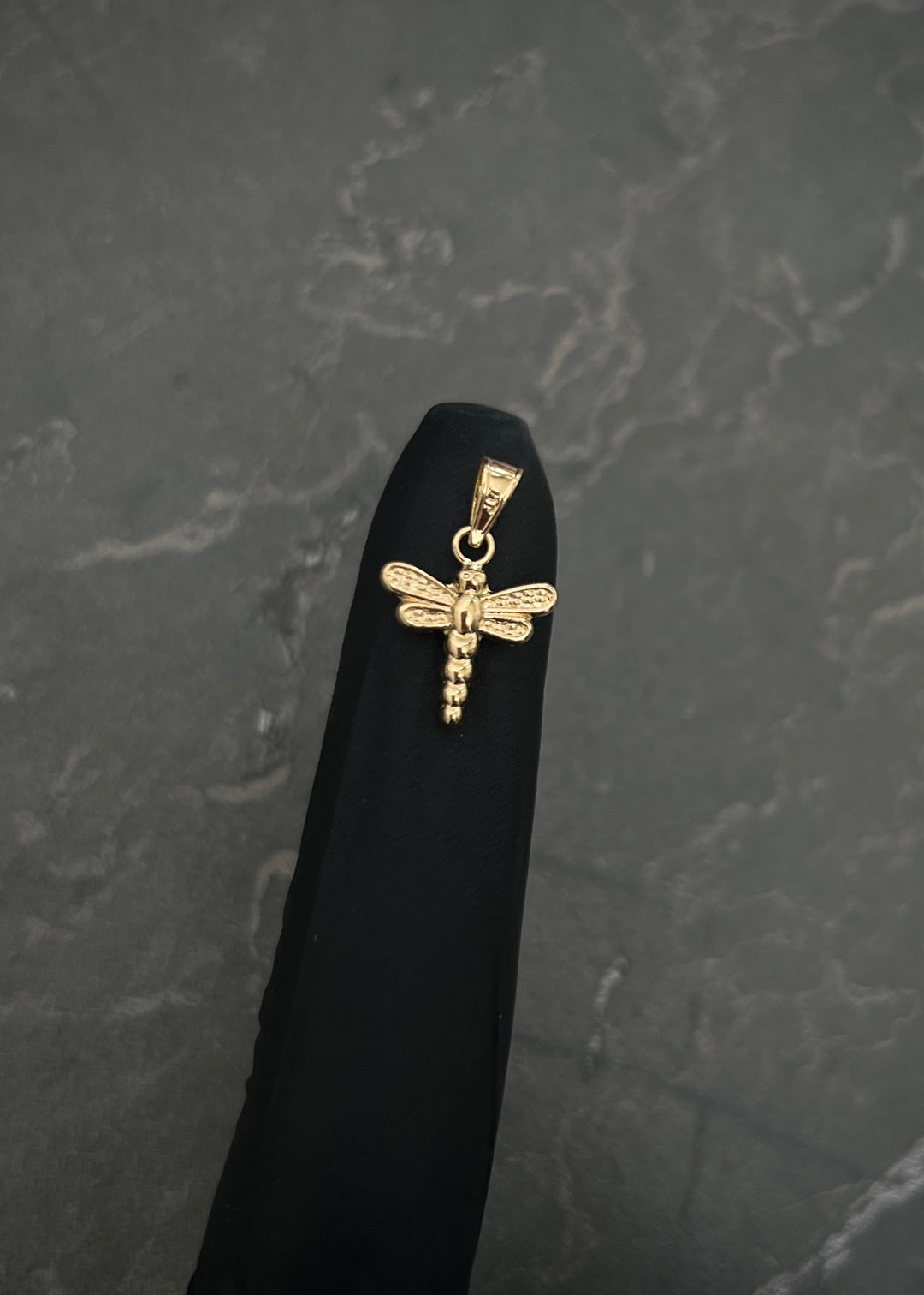 Dije libelula 0.55gr / Largo 1.9cm — Oro Amarillo