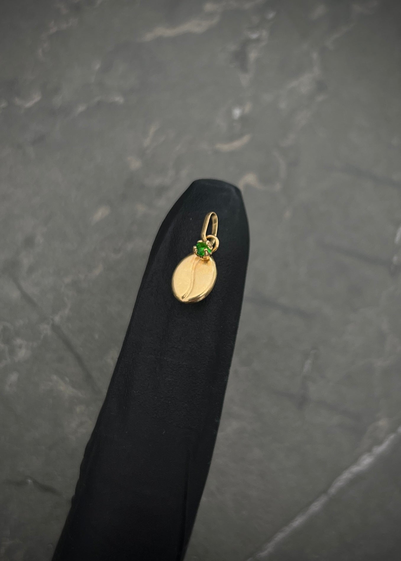 Dije grano de cafe 0.3gr / Largo 1.3cm / Oro Amarillo Nac M