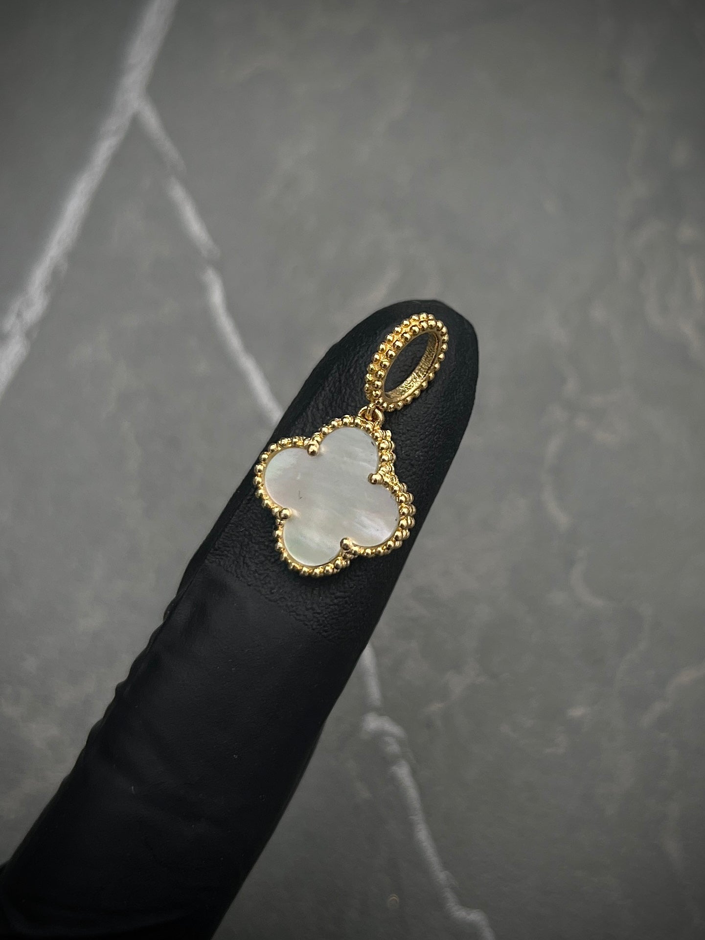 Dije lucky clover 1.95gr / Largo 2.3cm — Oro Amarillo