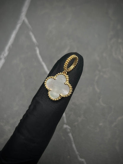 Dije lucky clover 1.95gr / Largo 2.3cm — Oro Amarillo