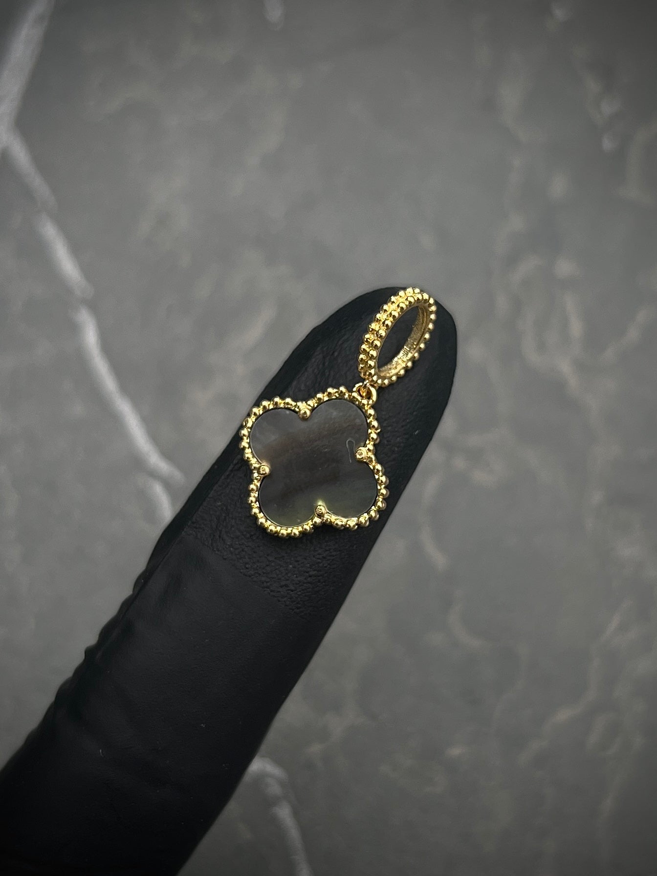 Dije lucky clover piedra tornasol 1.9gr / 2.3cm / Oro Amarillo Nac M
