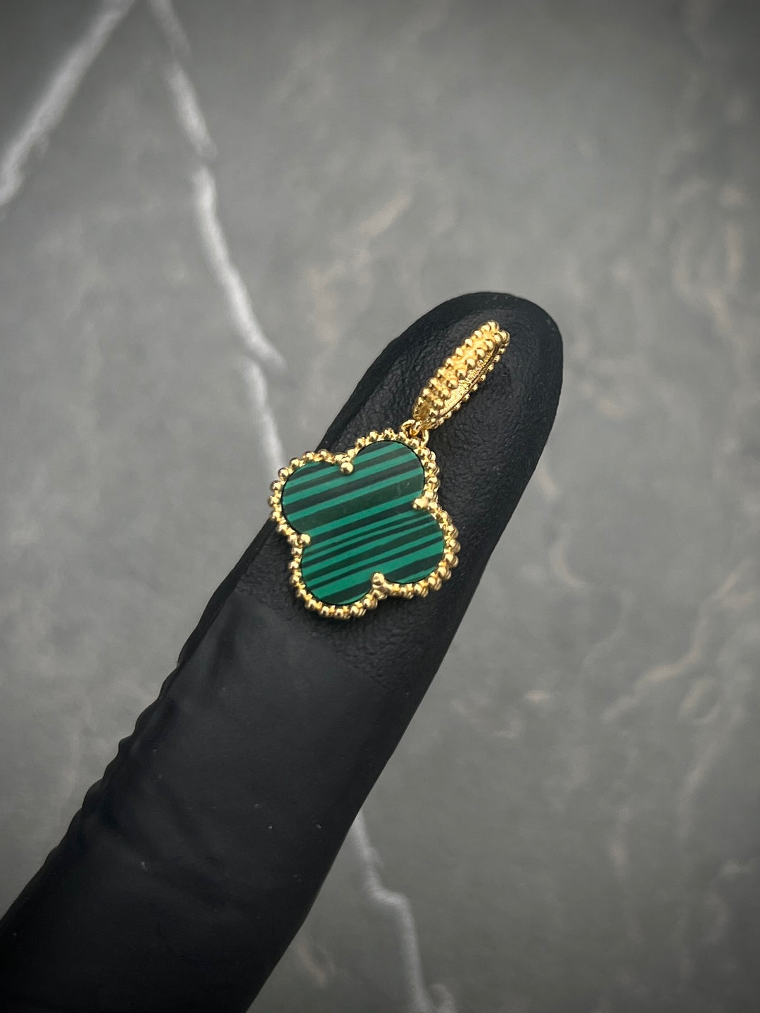Dije Lucky Clover Piedra Verde 2.1gr / 2.3cm / 13.8mm — Oro Amarillo
