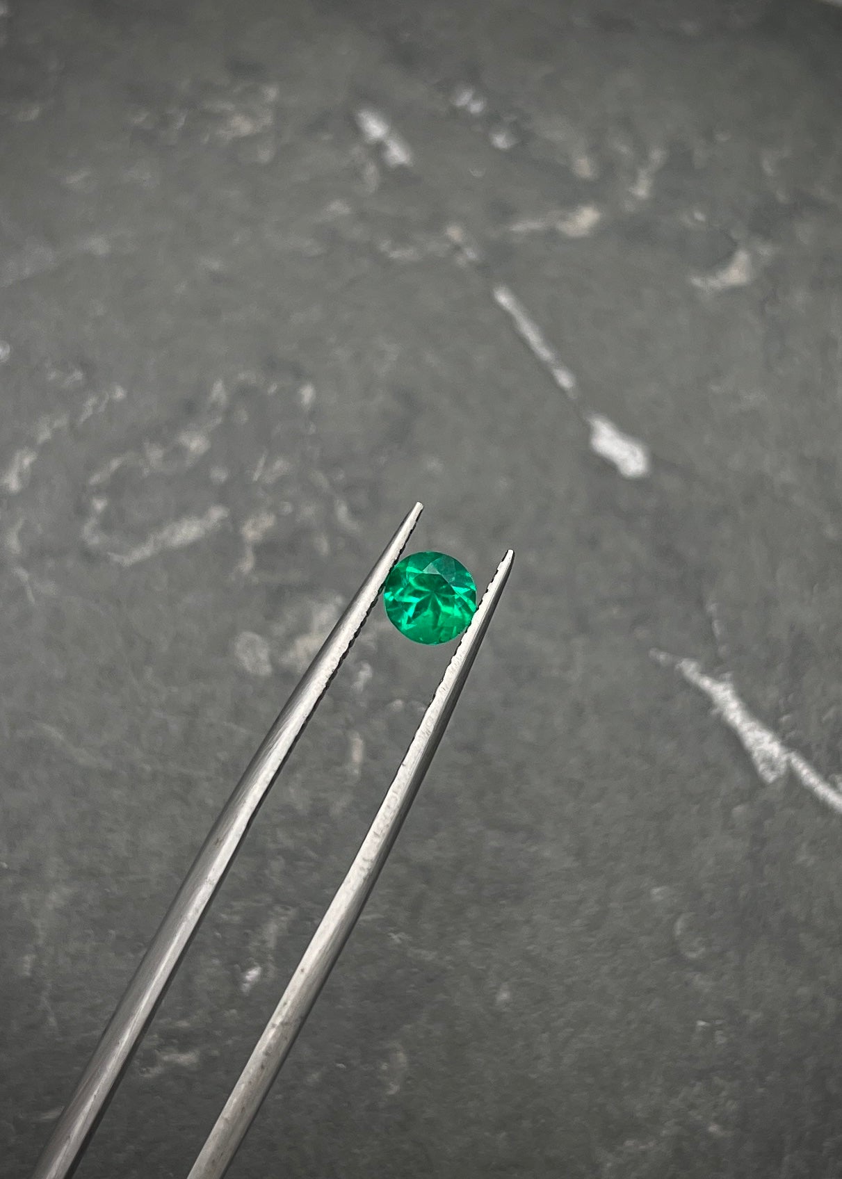 Esmeralda redonda con 57pts (Joya) B