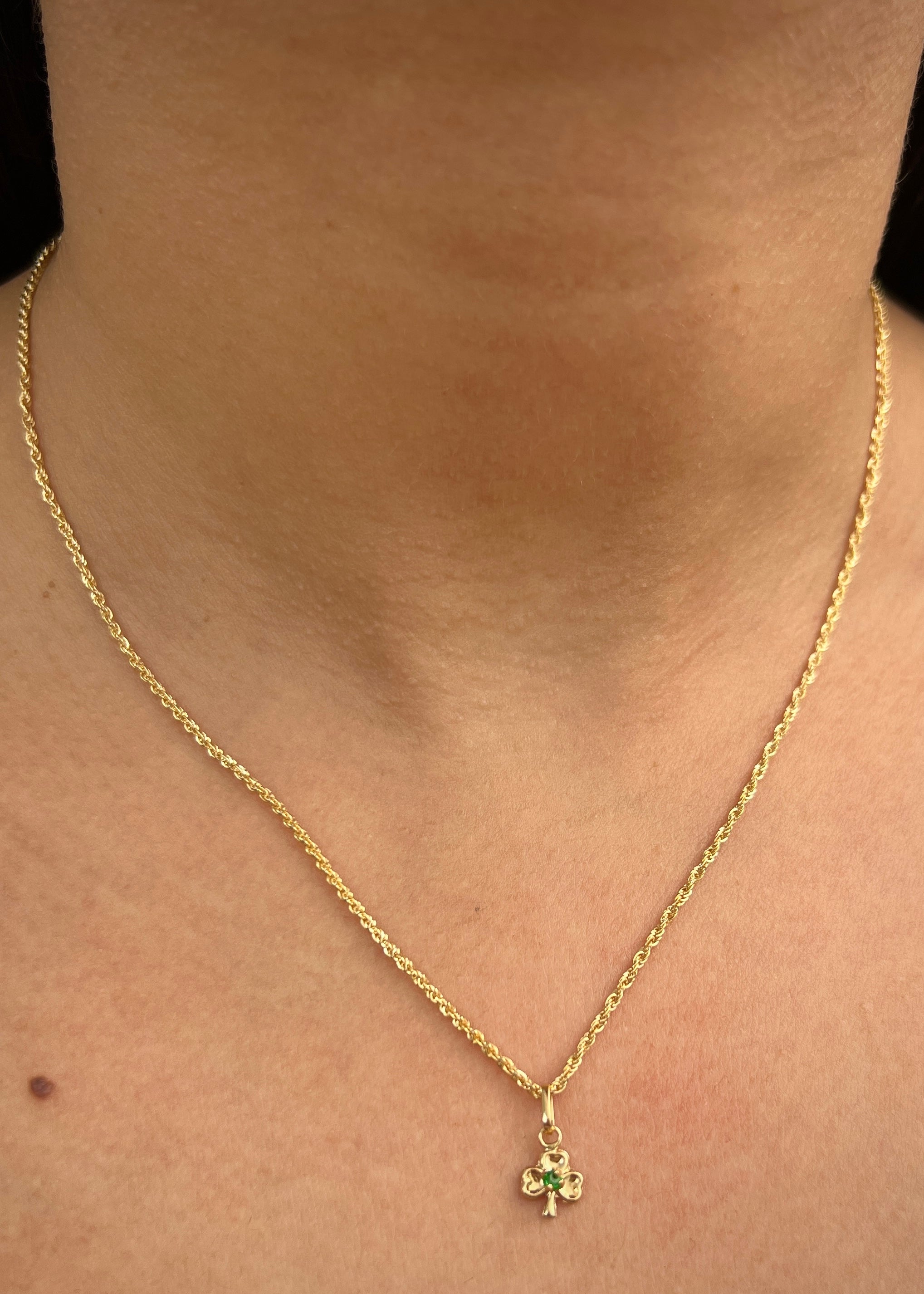 Dije trebol con swarovski verde 0.3gr / Largo 1.5cm / Oro Amarillo Nac B