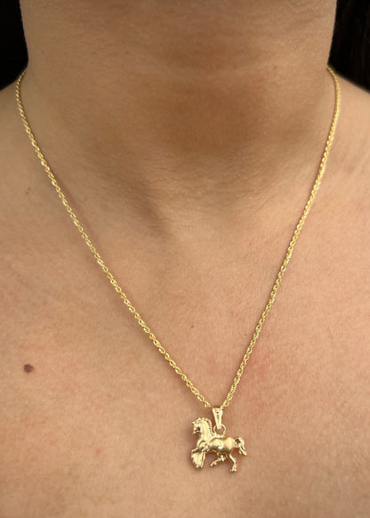 Dije Caballo 0.9gr / 1.7cm / 15.4mm — Oro Amarillo