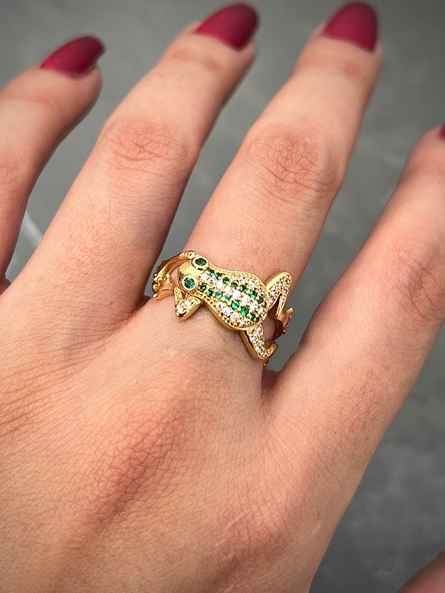 Anillo de rana con swarovski verde y blanco 4.1gr / Talla 7 / Oro Amarillo Nac M