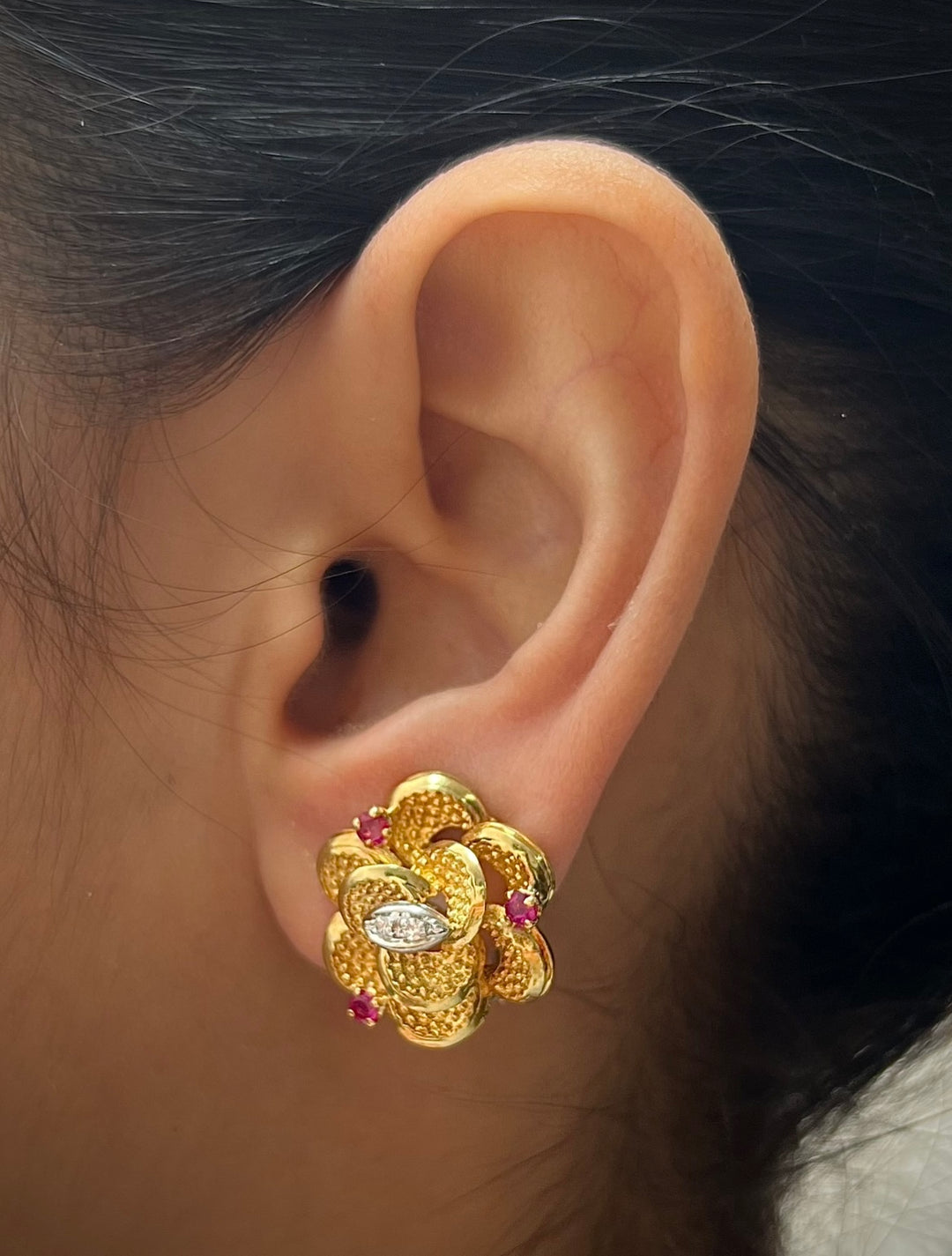 Aretes de flor con 0.48QTS de rubie 18.75gr / 2cm — Oro Amarillo
