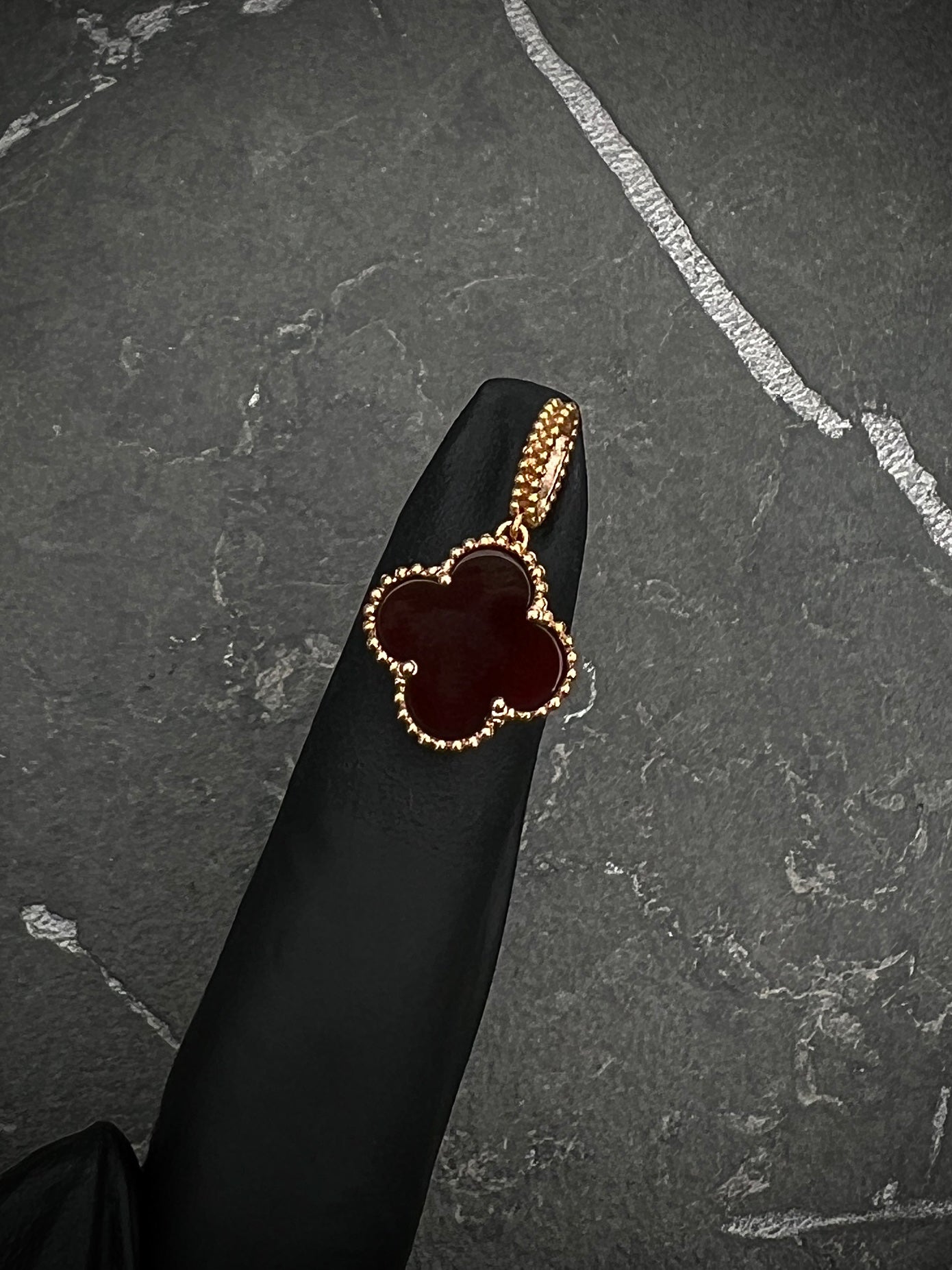 Dije Lucky Clover Piedra Roja  1.7gr / Largo 2.4cm / Oro Rosado Nac M
