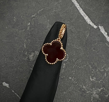 Dije Lucky Clover Piedra Roja  1.7gr / Largo 2.4cm / Oro Rosado Nac M