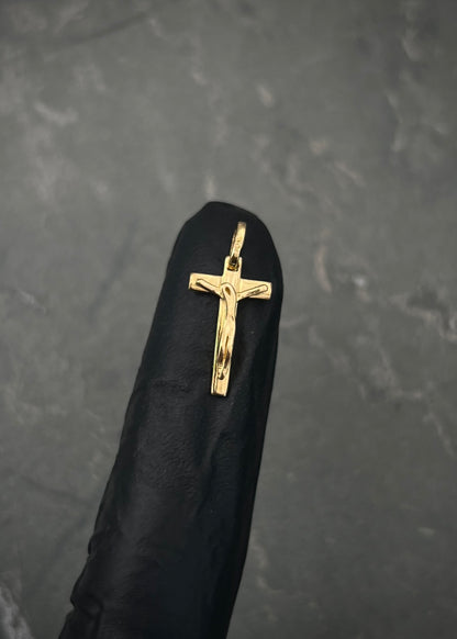 Dije cruz con cristo 0.85gr / Largo 2cm / Oro Amarillo Nac*