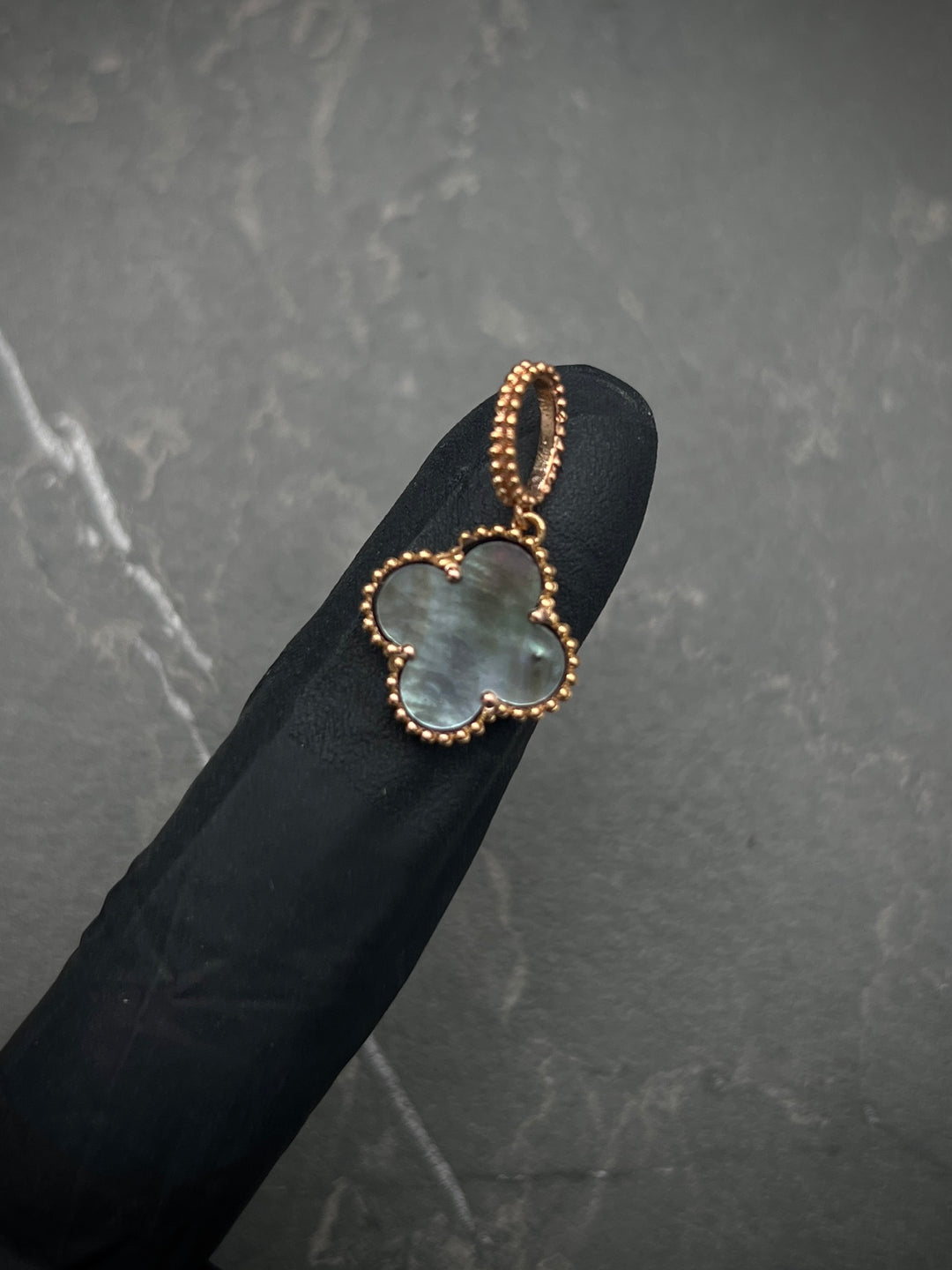 Dije Lucky Clover Piedra Petrolizada 1.65gr / Largo 2.4cm — Oro Rosado