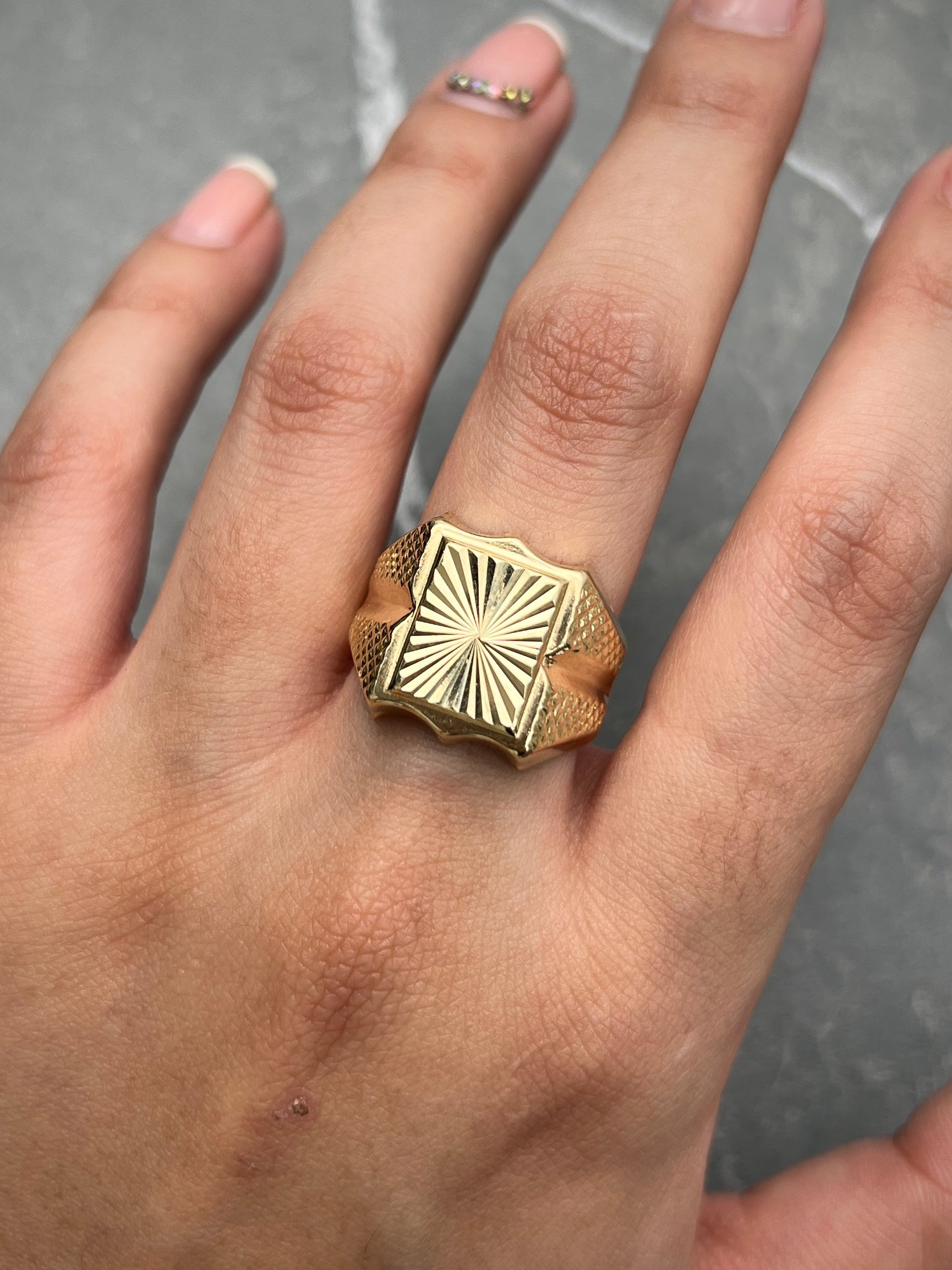 Anillo Rectangulo Diamantado 6.6gr / TALLA 10 1/2 / Oro Amarillo italy +2 M