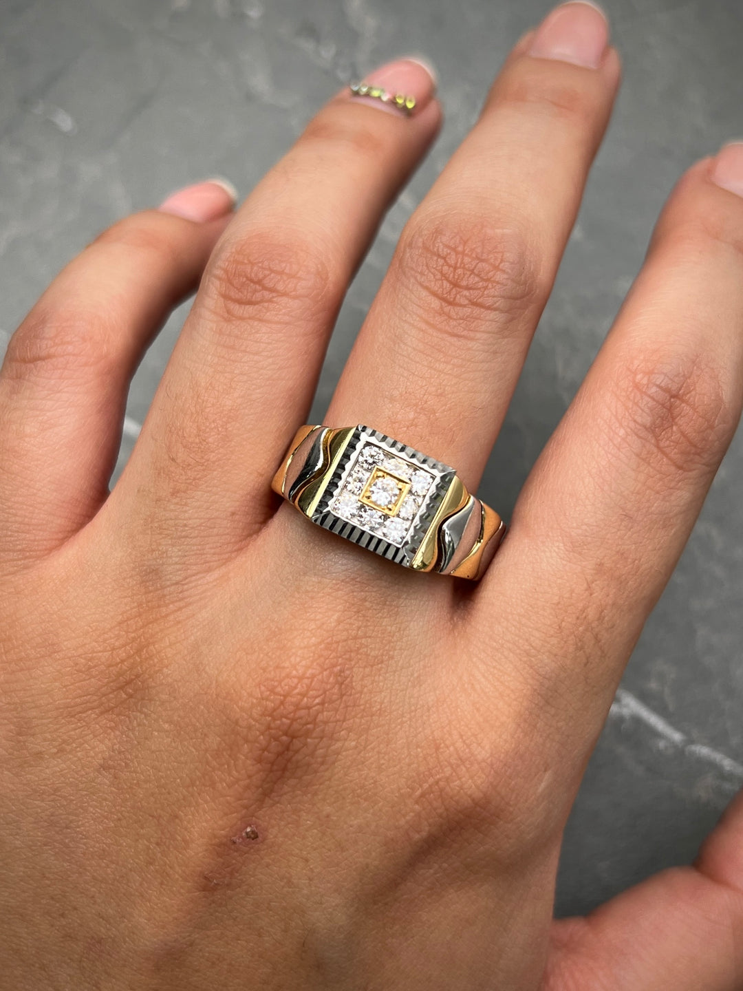 Anillo Cuadrado Articulado Con Swarovski 9gr / Talla 10 3/4 — Dos Oros