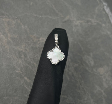 Dije lucky clover piedra blanca 0.95gr / Largo 1.5cm / Oro Blanco Nac M